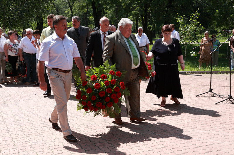 Покладання квітів до пам’ятного знака