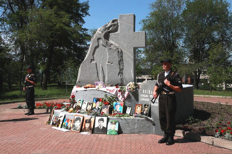 Біля пам’ятного знака воїнам, що загинули під час виконання службового обов’язку у мирний час