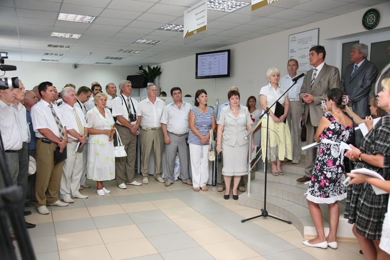 Борис Петров вітає клієнтів пенсійного відділення Шевченківського району зі святом