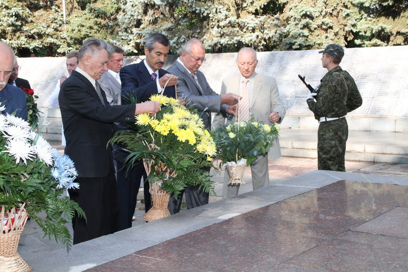 Представники обласної та міської влади квітами вшанували пам'ять героїв