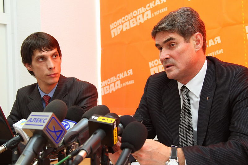 Голова ОДА під час прес-конференції в редакції газети "Комсомольська правда"