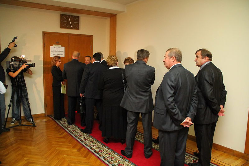 Депутати входять до зали для таємного голосування
