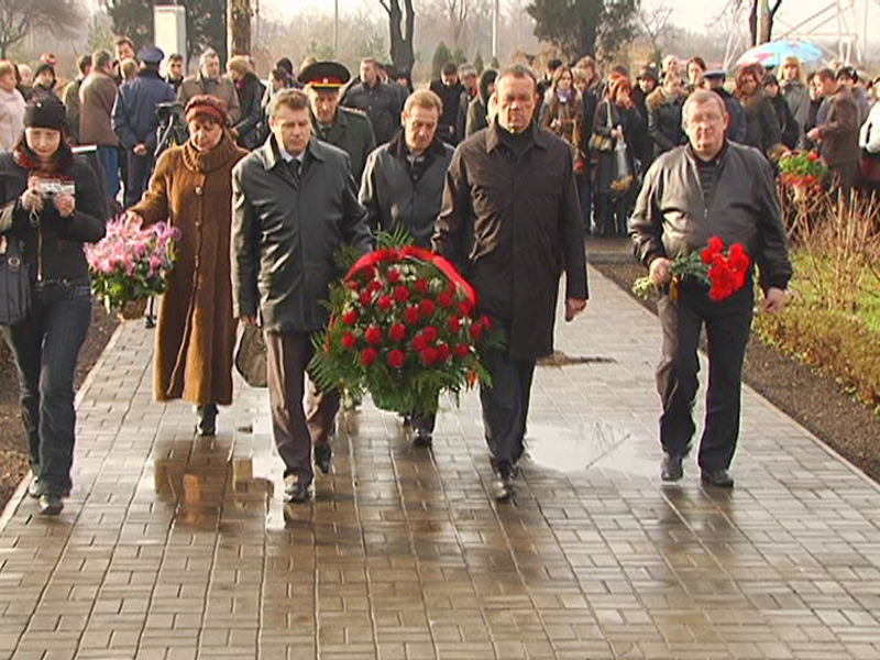 До пам'ятного знаку жертвам Голодомору поклали квіти