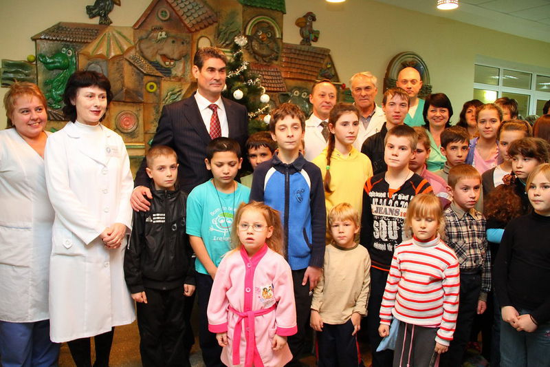 Борис Петров з маленькими пацієнтами лікарні