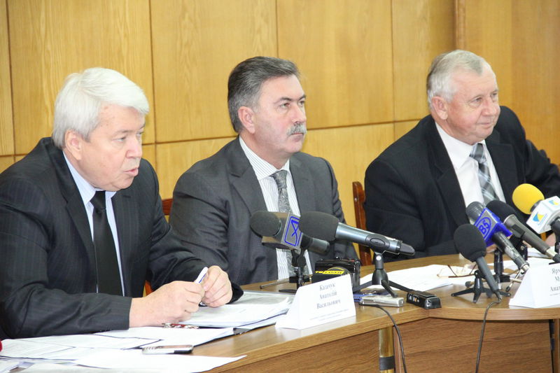 Анатолій Казачук, Микола Ярмощук та Віктор Панкратов на прес-конференції