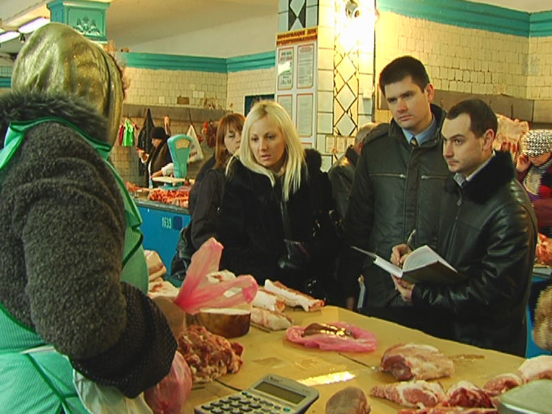 Представники Державної інспекції контролю за цінами в Запорізькій області, ГУ економіки ОДА досліджують ціни на ринках міста
