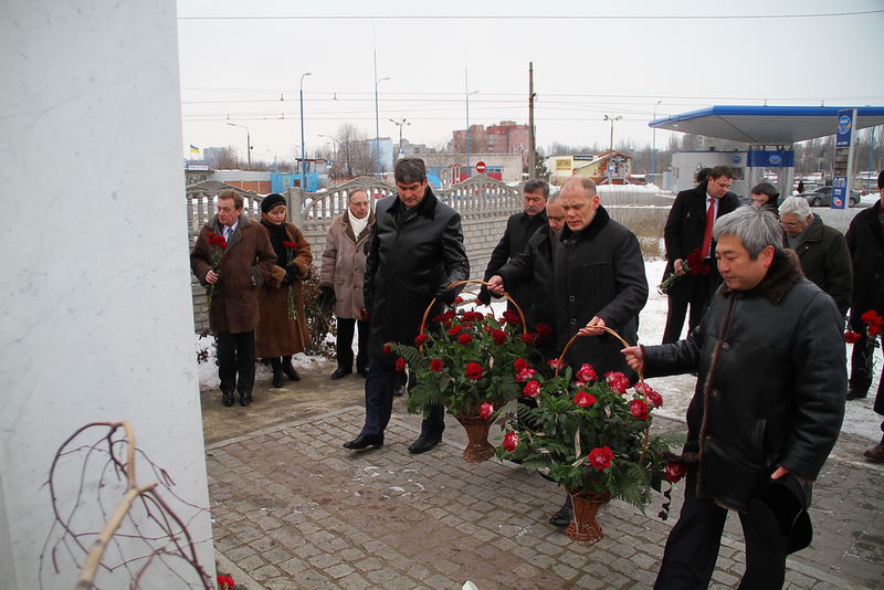 Керівництво області та міста взяли участь у покладанні квітів до пам’ятника О.Поляка 