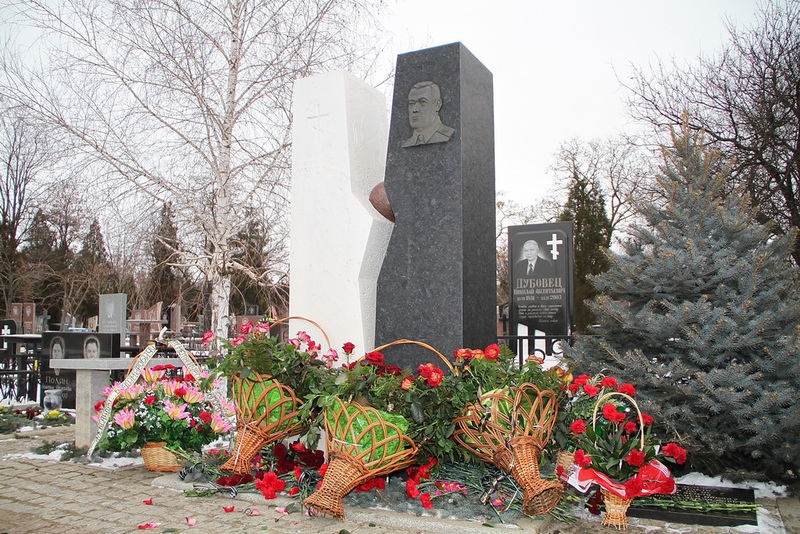 Ранок 23 лютого. Пам’ятник О. Поляку
