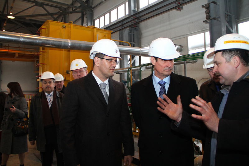 начальник цеху Володимир Олійник розповідає технологію виробництва власної електроенергії