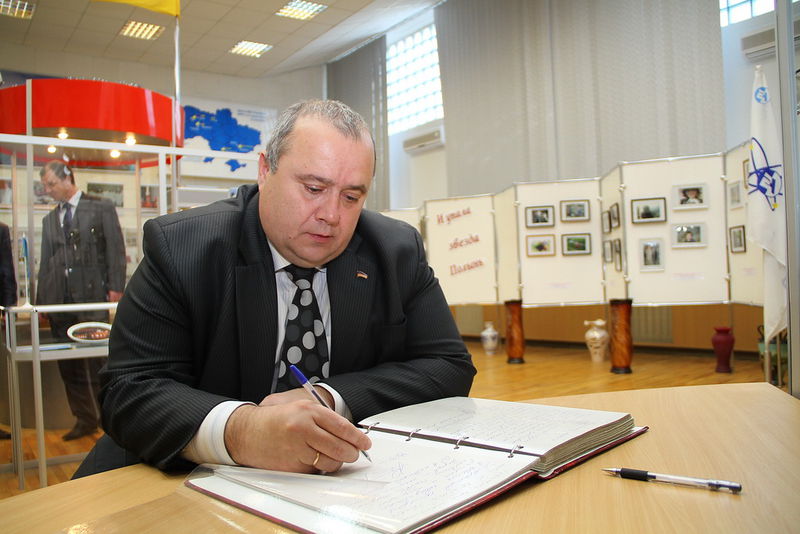 Голова обласної ради Павло Матвієнко, також залишив на пам'ять запис в музеї 
