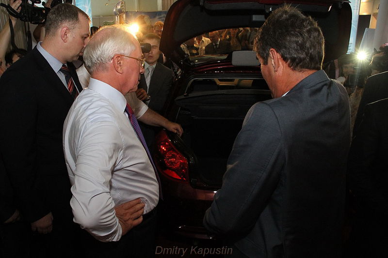 Голова облдержадміністрації Борис Петров разом з Прем’єр-міністром Миколою Азаровим біля запорізького автомобіля