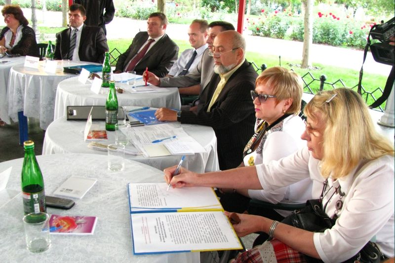 У рамках фестивалю відбулося засідання «круглого столу» на тему: „Збереження національних традицій, як один з основних складових виховання суспільної моралі у контексті прав і свобод громадян України”