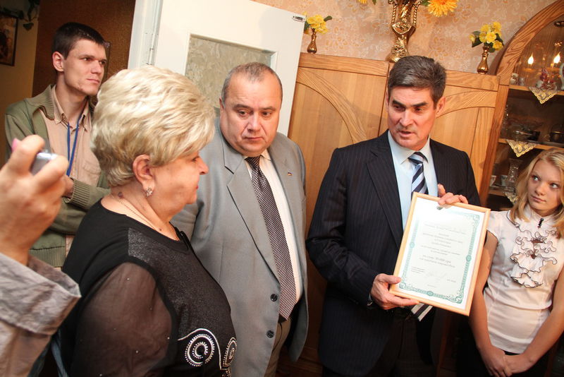 Борис Петров вручив членам родини сертифікат на 30 тисяч гривень
