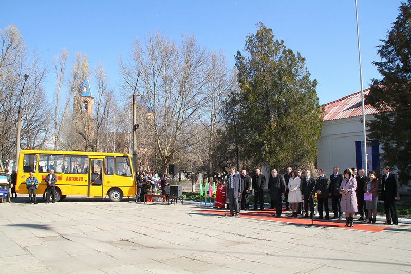З початку навчального року сільські школи отримали 12  автобусів