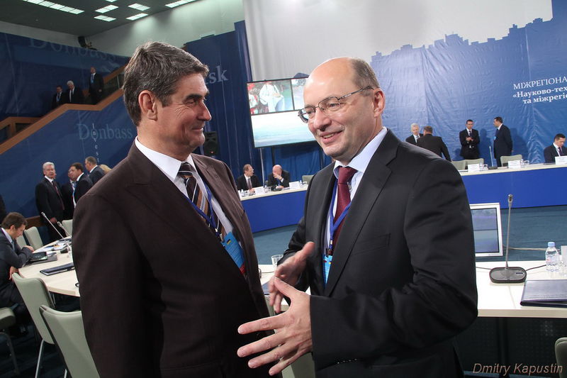 Під час зустрічі губернаторів на Україно-Російському форумі

