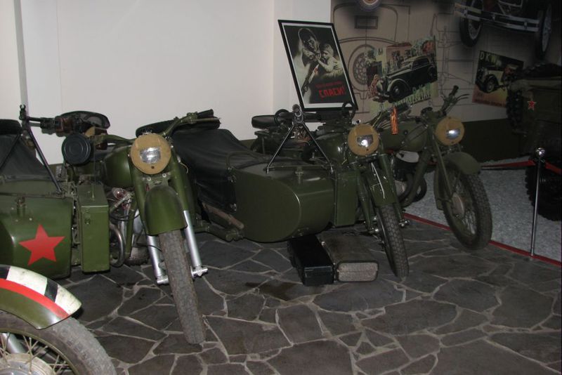 У музеї представлені як військові транспортні засоби, так і класичні громадянські автомобілі, мотоцикли та велосипеди