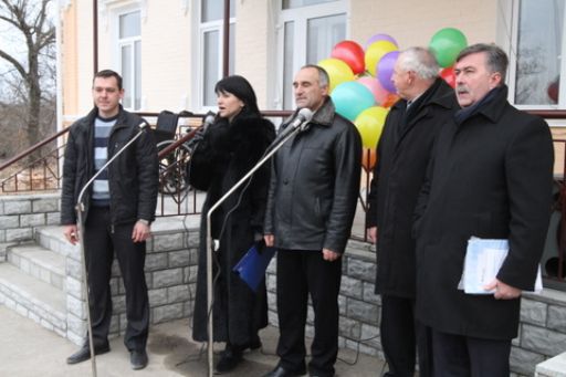 Заступник голови обласної державної адміністрації Микола Ярмощук також завітав на свято, щоб привітати дітей з новосіллям