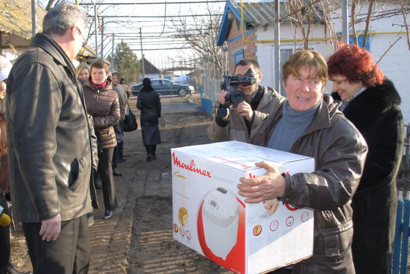 Олександр Пеклушенко подарував селянці хлібопічку та пообіцяв приїзд міністра АПК