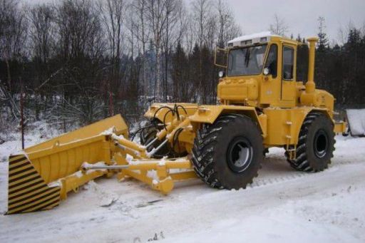 Автошляхи області та міста розчищають від снігу 196 одиниць техніки