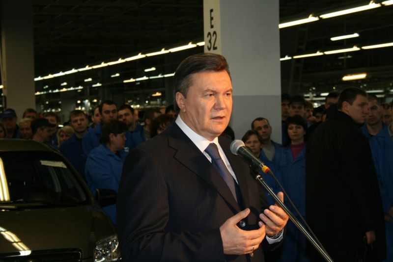 Президент України пообіцяв, що влада допоможе чоловіку, який відсидів вісім років замість «пологівського маніяка»