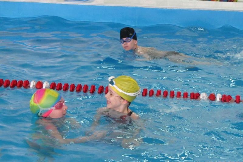 В області дитячі школи плавання функціонують при закладах освіти і таборах відпочинку