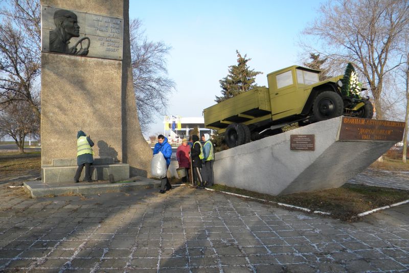 Пам’ятник воїнам-автомобілістам зустрічає зиму прибраним