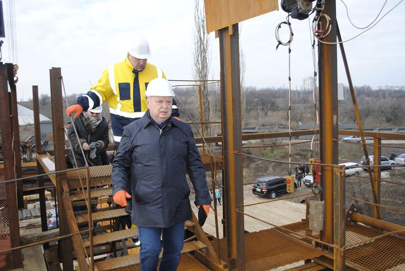 Унікальна операція з насування 72-метрової конструкції над Старим Дніпром наблизила день відкриття запорізьких мостів 