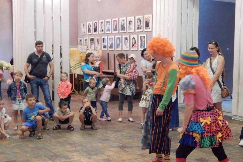 Донецьким та луганським дітям показали благодійну виставу