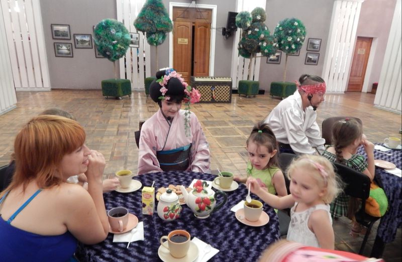 Донецьким та луганським дітям показали благодійну виставу