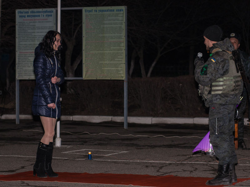 Запоріжці вітали бійців Національної гвардії України  та освідчувались у коханні