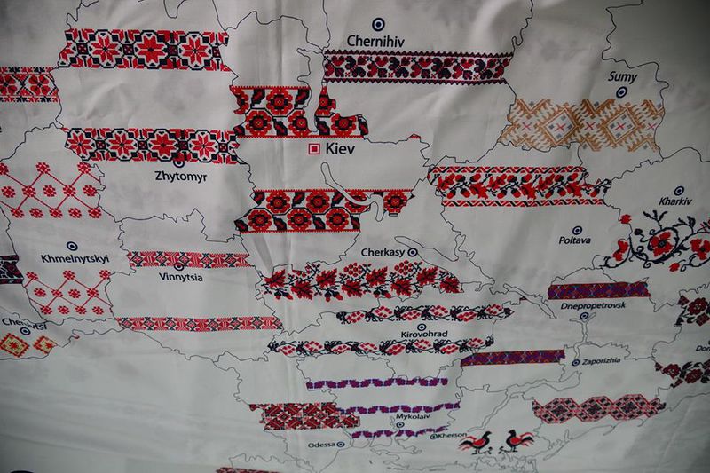 Запорізькі майстрині вишивають карту України з молитвою про мир і єдність