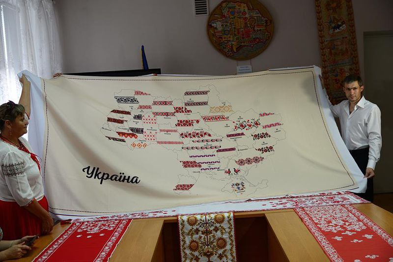Запорізькі майстрині вишивають карту України з молитвою про мир і єдність