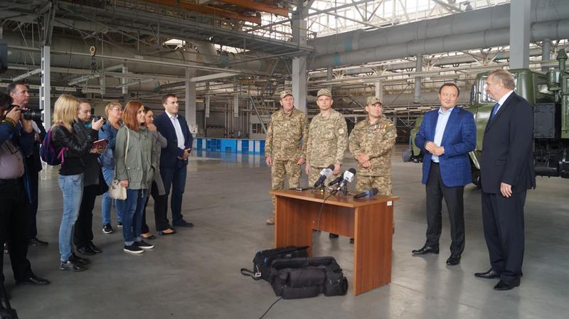 Костянтин Бриль передав військовим ключі від ще одного відновленого «КрАЗа»