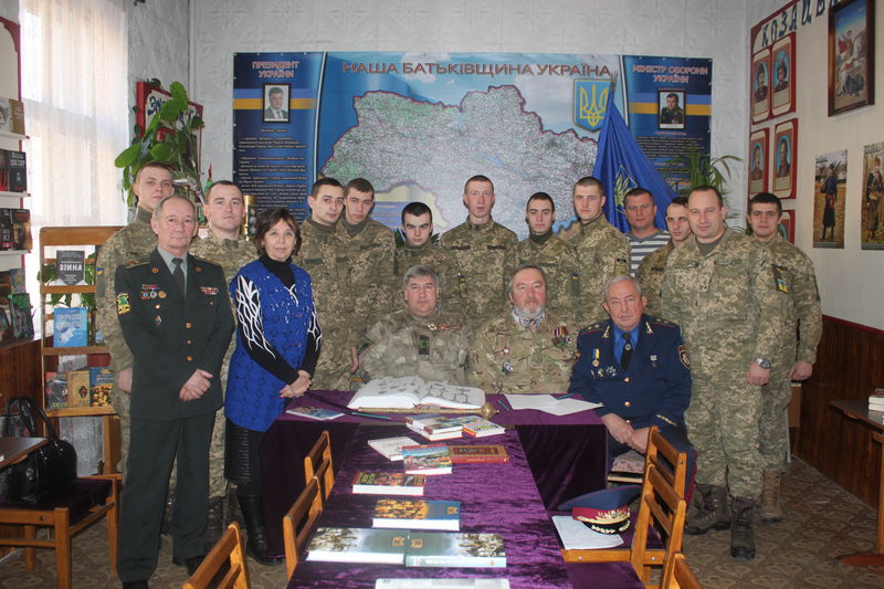 Запорізькі артилеристи стали читачами козацької бібліотеки