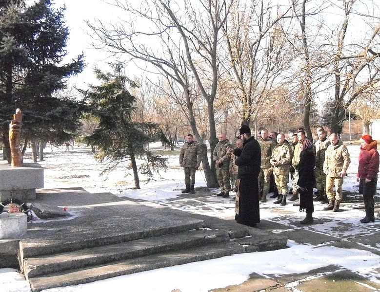 Учні та військовослужбовці разом вшанували пам'ять полеглих захисників Вітчизни всіх часів