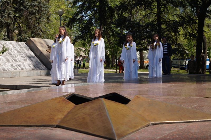 Запоріжці вшанували загиблих земляків біля меморіалу «Скорботна мати»