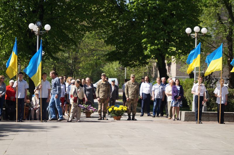 Запоріжці вшанували загиблих земляків біля меморіалу «Скорботна мати»