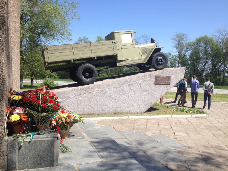 Пам'ять загиблих вшанували біля пам’ятника воїнам-автомобілістам 