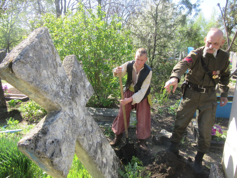 Запорізькі козаки вшановують могили предків