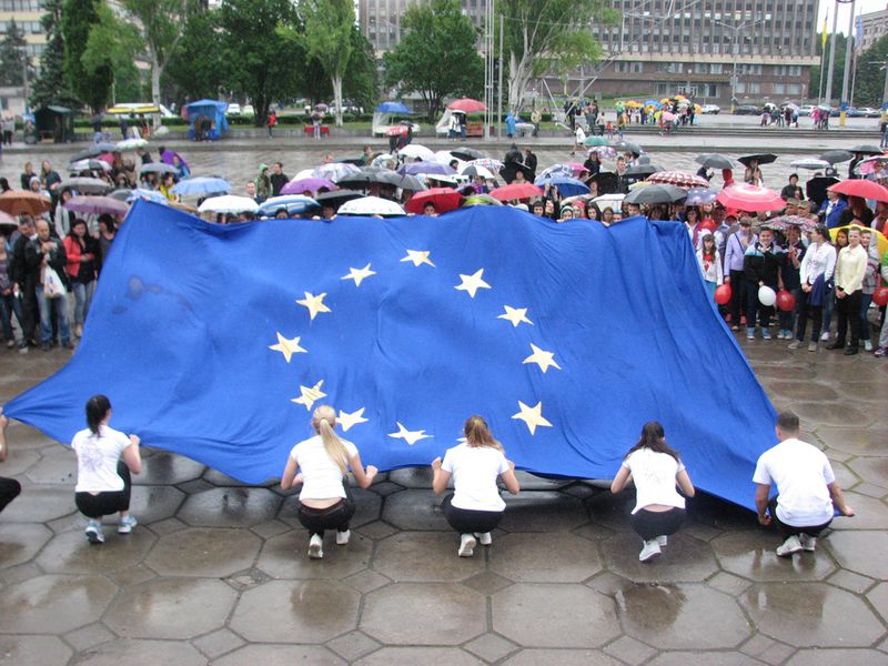 На День Європи запоріжці розгорнули великий прапор ЄС