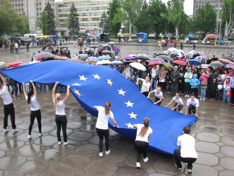 На День Європи запоріжці розгорнули великий прапор ЄС