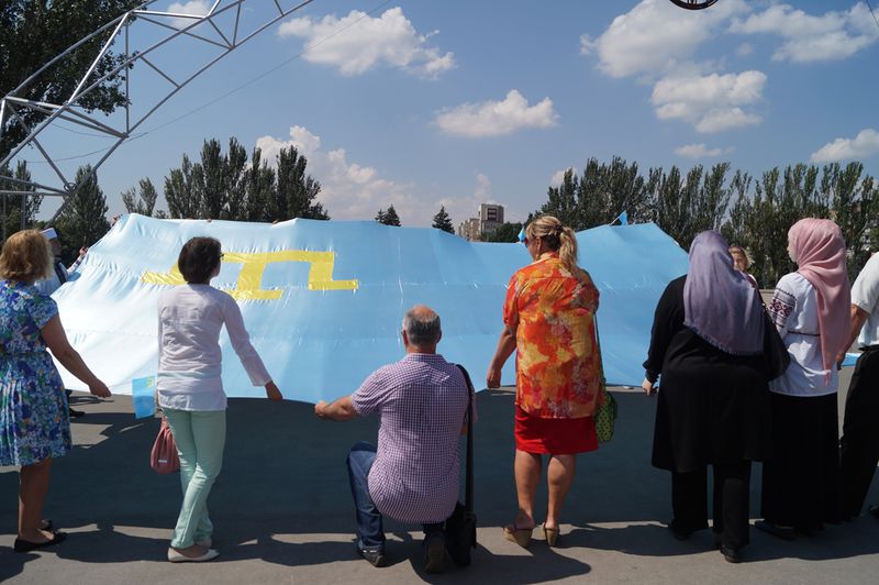 На головній площі Запоріжжя замайорів кримськотатарський стяг 