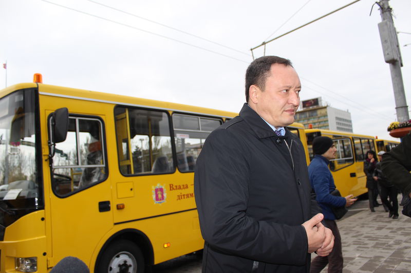 Костянтин Бриль  вручив ключі від  п’яти шкільних автобусів для трьох районів