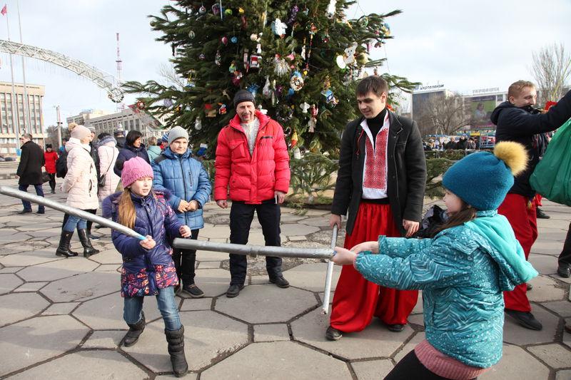 У Запоріжжі відсвяткували  Різдво по-козацьки фестивалем вертепів та колядників