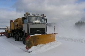 На автошляхах області продовжує працювати спецтехніка для забезпечення безпечного проїзду 