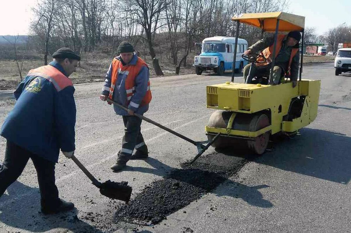 На дорогах регіону в посиленому темпі ліквідують аварійну ямковість