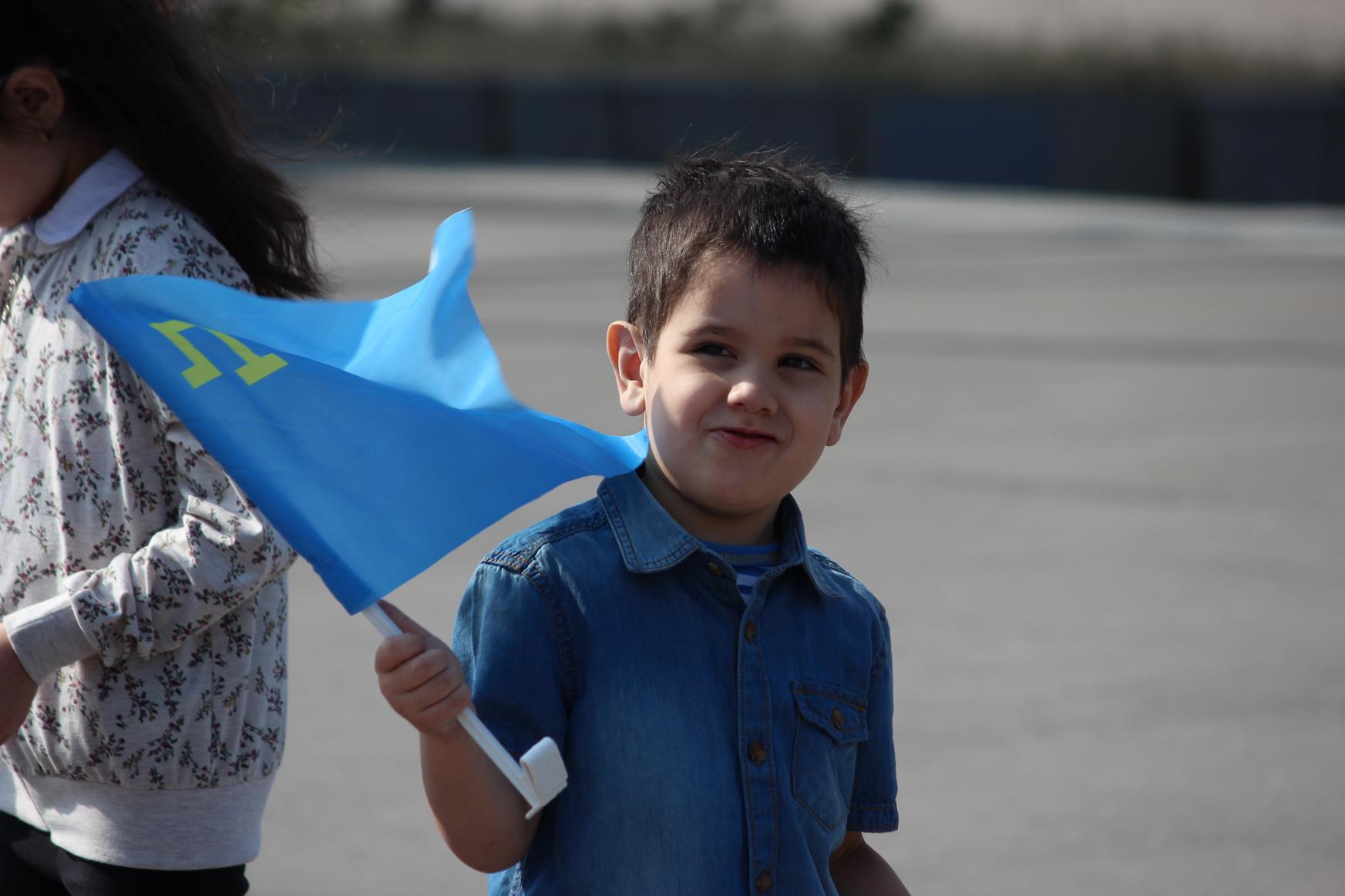 Дети с крымскотатарским флагом